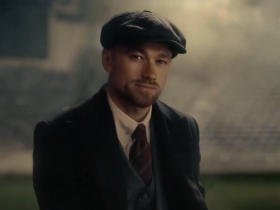 世界杯直播：跨界亮相，马特·卡什参演《浴血黑帮》电影宣传片，表现出色引关注